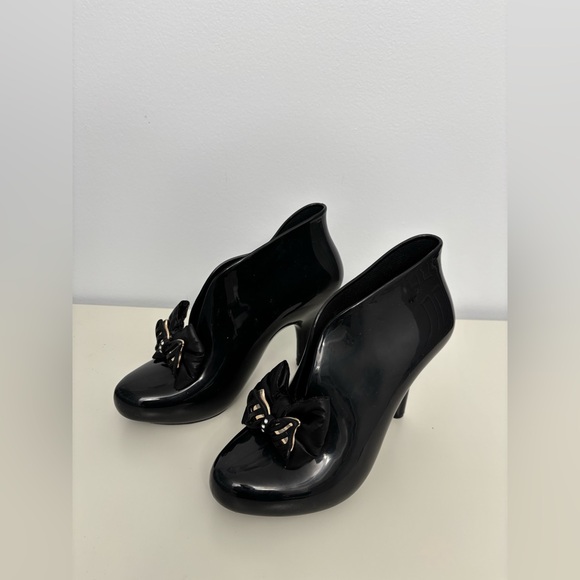 Like New Women’s Elegant Black Heeled DIZZY Black Rubber Bowed Rain Booties 8.5 - Picture 4 of 9